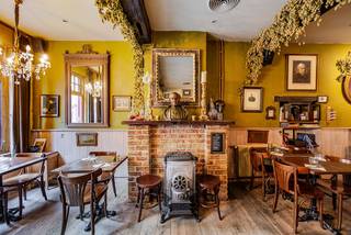 Een HISTORISCH BRUGS PAND gelegen op Sint-Anna, in het pittoreske Gezellekwartier van de bruisende binnenstad. Met een mooie grondoppervlakte van...