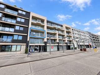 Mooi appartement gelegen op de tweede verdieping van Residentie Oban Square II. Deze eerder kleinere residentie heeft twee aparte inkomhallen telkens met trappenhal en lift.<br />Het appartement zelf is op heden verhuurd op jaarbasis voor 900 euro per maand.<br />De huur kan opgezegd worden mits een opzegtermijn van 6 maanden vanaf de akte.<br />Het appartement heeft een breed raam aan de voorzijde met een ruim terras met een mooi zicht op de haven.<br />De 2 slaapkamers bevinden zich achteraan.<br />Er kan een overdekte standplaats voor één wagen bijgekocht worden voor 22 000,- euro gelegen in het achterliggende gebouw.<br />Het appartement heeft een gunstig EPC. Er is centrale verwarming op aardgas met individuele ketels en tellers.