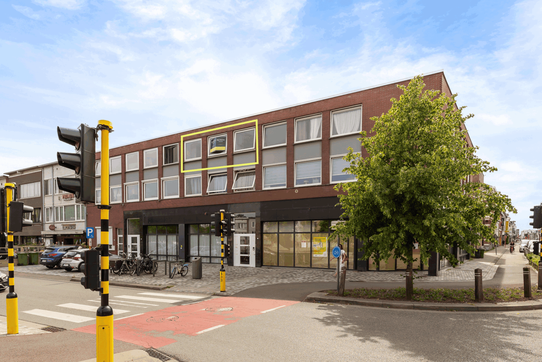Lichtrijk 2-slaapkamerappartement op marktplein in Wijnegem! - foto 1