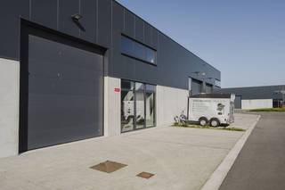 Nieuwbouw KMO-unit te koop in project Moenkouter te Moen. De unit heeft een oppervlakte van 215 m².Voorzieningen: - Parkeerplaats- Lichtstraat - Gepolierde betonvloer- Sectionale poort (ca. 4 m x 4,4 m)- Afzonderlijke toegangsdeurBent u op zoek naar bedrijfsvastgoed bestaande uit een KMO-unit te koop in Moen? Aarzel dan zeker niet om ons te contacteren op het nummer 056 21 11 11.