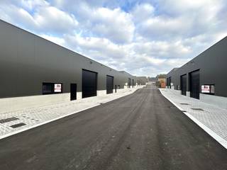 Op zoek naar een strategisch gelegen locatie voor jouw onderneming? In een dynamische en groeiende KMO-zone in Tielt zijn instapklare...