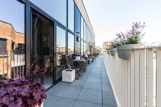 <hr />
<p><strong>Te koop: 5 verhuurde serviceflats in Residentie Coost</strong></p>
<p>Bent u op zoek naar een zorgeloze vastgoedinvestering met een bewezen rendement? Dan is deze unieke opportuniteit iets voor u. In Residentie Coost worden vijf volledig verhuurde serviceflats als één investeringspakket aangeboden, goed voor onmiddellijke huurinkomsten.</p>
<p>Elke serviceflat beschikt over een lichtrijke leefruimte, een volledig uitgeruste keuken, een aparte slaapkamer, een badkamer en een privéterras. De appartementen bieden bewoners alle comfort, privacy en zelfstandigheid in een veilige woonomgeving.</p>
<p>Residentie Coost beschikt over diverse gemeenschappelijke faciliteiten, waaronder een restaurant, wassalon, professionele ondersteuning en tal van sociale activiteiten. Dankzij deze uitgebreide dienstverlening en de bestaande wachtlijst blijft de vraag naar deze woonvorm bijzonder groot.</p>
<p>De residentie is gevestigd in een karaktervol beschermd erfgoedgebouw waar authentieke charme werd gecombineerd met hedendaags wooncomfort. Dit maakt het niet alleen een aangename woonomgeving, maar ook een duurzame investering.</p>
<p><strong>Troeven:</strong><br />• 5 volledig verhuurde serviceflats<br />• Onmiddellijke huurinkomsten<br />• Bewezen en stabiel rendement<br />• Grote vraag dankzij wachtlijst<br />• Privéterras en aparte slaapkamer in elke flat<br />• Uitgebreide gemeenschappelijke faciliteiten<br />• Gelegen in een beschermd erfgoedgebouw</p>
<p>Interesse in deze interessante investeringsopportuniteit? Neem contact op met uw ERA-makelaar voor meer informatie of een persoonlijk gesprek.</p>