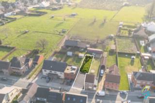 <p>Deze bouwgrond van <strong>280 m²</strong> is gelegen in het rustige en centraal gelegen <span><span>Haaltert</span></span>, met een vlotte verbinding naar <span><span>Brussel</span></span> en <span><span>Gent</span></span>. Winkels, scholen en openbaar vervoer bevinden zich in de nabije omgeving, wat deze locatie bijzonder aantrekkelijk maakt.</p>
<p>Het perceel is bestemd voor <strong>gesloten bebouwing</strong> en biedt volgende bouwmogelijkheden:</p>
<ul>
<li><strong>2 bouwlagen</strong> met <strong>zadeldak</strong></li>
<li>Gevelafwerking in <strong>gevelsteen, crepi of hout</strong></li>
<li><strong>Bouwdiepte</strong> van 15 m op het gelijkvloers en 12 m op de eerste verdieping</li>
<li><strong>Bijgebouw mogelijk</strong> tot maximaal 30 m²</li>
</ul>
<p>Een ideale opportuniteit voor wie centraal en toch rustig wil bouwen.</p>
<p>📞 Interesse? Contacteer:<br /><strong>Simon Coens – Cornelis &amp; Goeman Immo</strong><br />0478/206.774<br />simon@cornelis-goeman.be</p>