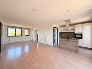 <strong><u>Exclusief appartement te huur in Smeermaas waar comfort en luxe hand in hand samengaan, gelegen op een boogscheut van het centrum van Lanaken en Maastricht (NL)</u></strong><br /><br /><br /><strong>Topligging met uitstekende bereikbaarheid</strong><br /><br />Dit stijlvolle penthouse is rustig en toch centraal gelegen in Smeermaas (Lanaken), met een zeer vlotte verbinding naar Maastricht, Maasmechelen en omliggende gemeenten.<br />Winkels, openbaar vervoer en andere voorzieningen bevinden zich op korte afstand, wat zorgt voor een comfortabele en praktische woonomgeving.<br /><br /><strong>Ruim wonen met veel licht en comfort</strong><br /><br />Gelegen op de bovenste verdieping van de residentie geniet dit penthouse van een aangename indeling, veel natuurlijke lichtinval en een extra gevoel van rust en privacy. Via lift of trap bereikt u de privatieve inkomhal met gastentoilet.<br /><br />De ruime leefruimte geniet van veel natuurlijke lichtinval en is ingedeeld in een gezellige zithoek en eethoek met directe toegang tot het terras. Het terras is bovendien voorzien van zonnewering, wat zorgt voor extra comfort en privacy op zonnige dagen. De open keuken is functioneel ingericht en uitgerust met onder andere een gasfornuis en combi-oven. Aansluitend bevindt zich een praktische berging, voorzien van alle nodige aansluitingen voor wasmachine en droogkast.<br /><br />De nachthal leidt naar twee slaapkamers, waarvan één ruime master-bedroom met airconditioning en een tweede, comfortabele slaapkamer. De badkamer is ingericht met een lavabo en een ligbad met douchefunctie, wat zorgt voor optimaal comfort.<br /><br />Bij het penthouse hoort bovendien een privatieve autostaanplaats in de ondergrondse garage, wat zorgt voor extra gemak en veiligheid. Daarnaast beschikt u over een privatieve kelderberging, ideaal voor extra opslagruimte.<br /><br /><strong>Sterke troeven van dit appartement</strong>
<ul>
	<li>Lichtrijke en ruime leefruimte</li>
	<li>Ruim terras aanwezig</li>
	<li>Airco aanwezig</li>
	<li>Twee slaapkamers</li>
	<li>Praktische berging met aansluitingen</li>
	<li>Inclusief autostaanplaats en kelderberging</li>
	<li>Lift aanwezig in het gebouw</li>
	<li>Centrale en vlot bereikbare ligging</li>
</ul>
<br /><strong>Financiële voorwaarden helder op een rij</strong>

<ul>
	<li><strong>Huurprijs:</strong> € 1.100,00 per maand</li>
	<li><strong>Gemeenschappelijke kosten:</strong> € 50,00 per maand</li>
	<li><strong>Totale huurprijs:</strong> € 1150.00 per maand</li>
	<li><strong>Huurwaarborg:</strong> 3 maanden huur (€ 3.300,00)</li>
	<li><strong>Plaatsbeschrijving:</strong> aandeel huurder</li>
	<li><strong>Nutsvoorzieningen:</strong> afzonderlijk te betalen door de huurder<br /> </li>
</ul>
<u>Exacte locatie beschikbaar op aanvraag.</u><br /><br />Laat u verrassen door dit appartement en contacteer ons voor meer informatie via <span><strong>info@immoverslegers.be</strong></span>.