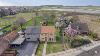 De tuin is zuidwestgericht, waardoor je de hele namiddag en avond van de zon kan genieten. Het voorste gedeelte van het perceel (tot ca. 50 m...