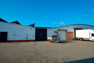 Magazijn van ca. 295 m²  op een centrale en goed bereikbare locatie te Broechem! Unit met een oppervlakte van 295 m² en een vrije hoogte van 3m30, voorzien van grote automatische poort (3m breed en 3m19 hoog)! Water, alarm en elektriciteit aanwezig. Sanitair en openbaar laden van voertuigen mogelijk. Verhuur onder BTW (aftrekbaar) en exclusief onroerende voorheffing.  Beschikbaar vanaf 15 januari 2026.