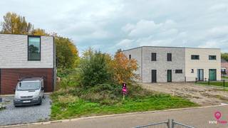 <article>
<div>
<div>
<div>
<div>
<div>
<div>
<p>Bij ImmoFusion 7/7 “open huis” : klik op onze 3D-TOUR.<br /><br /><br />In de rustige en groene Aanhofstraat in Heusden-Zolder bevindt zich deze mooie bouwgrond van 554 m², geschikt voor een halfopen bebouwing. De grond ligt in een nieuwe verkaveling en biedt achteraan een fraai uitzicht op de omliggende bossen. De ligging combineert rust en natuur met een uitstekende bereikbaarheid: de oprit van de autosnelweg E314 bevindt zich op korte afstand. De locatie is centraal gelegen tussen Heusden, Houthalen en Zonhoven, waardoor alle voorzieningen zoals winkels, scholen en recreatie makkelijk bereikbaar zijn. De omgeving is bosrijk, rustig en kindvriendelijk, ideaal voor wie op zoek is naar een aangename woonomgeving met veel groen.</p>
<p>Bouwvoorschriften</p>
<ul>
<li>
<p>Type bebouwing: halfopen bebouwing</p>
</li>
<li>
<p>Perceeloppervlakte: 554 m²</p>
</li>
</ul>
<p>Hoofdgebouw</p>
<ul>
<li>
<p>Maximale bouwdiepte gelijkvloers: 15 meter</p>
</li>
<li>
<p>Maximale bouwdiepte verdieping: 12 meter</p>
</li>
<li>
<p>Maximale bouwhoogte tot aan de kroonlijst: 6,5 meter</p>
</li>
<li>
<p>Daktype: plat dak</p>
</li>
</ul>
<p>Aanbouw</p>
<ul>
<li>
<p>Maximale bouwlaag: 1 bouwlaag</p>
</li>
<li>
<p>Maximale kroonlijsthoogte: 3,5 meter onder de kroonlijst van het hoofdgebouw</p>
</li>
<li>
<p>Daktype: plat dak</p>
</li>
</ul>
<p>Pluspunten:<br /><br />-Rustige ligging in een nieuwe verkaveling<br />-Achteraan uitzicht op een bosrijk gebied<br />-Groene en kindvriendelijke omgeving<br />-Centrale ligging tussen Heusden, Houthalen en Zonhoven<br />-Vlotte aansluiting met de autosnelweg E314<br />-Ruim perceel met mogelijkheden voor moderne architectuur<br />-Ideale combinatie van rust, natuur en bereikbaarheid<br /><br /><span>Maatregelen opgenomen in het Maatregelenregister: nee</span></p>
<p><span>Een bezichtiging ter plaatse of meer info, bel ons op 078/78.78.70, of kom gewoon binnen op ons kantoor, steeds welkom!</span></p>
</div>
</div>
</div>
</div>
<div></div>
</div>
</div>
</article>
<div></div>