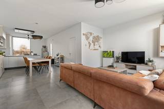 Zeer recente en energiezuinige woning (Bijna Energie Neutraal), gelegen in een rustige, heraangelegde straat met zicht over agrarisch gebied en...