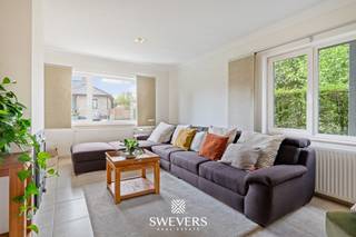 Voor meer info en foto's, surf naar www.swevers.be – Instapklaar gelijkvloerse woning met een bewoonbare oppervlakte van 136 m² op een rustige locatie aan de Abdijstraat 5 in Heusden-Zolder. Het gebouw werd oorspronkelijk opgericht in 1965 en volledig gerenoveerd in 2002. Dankzij de praktische indeling, twee slaapkamers, een ruime privatieve tuin met terras en tal van extra voorzieningen geniet u hier van comfortabel wonen. De leefruimte sluit naadloos aan op de eetkamer en de keuken, terwijl de grootste slaapkamer voldoende plaats biedt voor een dubbel bed en kasten. De tweede slaapkamer is ideaal als bureau, dressing, kinder- of logeerkamer. Verder beschikt de woning over een badkamer, afzonderlijk toilet en wasplaats. Buiten geniet u van een noordoostelijk georiënteerd terras in een ruime, volledig omheinde privatieve tuin met achteraan zicht op agrarisch gebied, wat zorgt voor extra rust en privacy. De buitenruimte wordt aangevuld met een carport van maar liefst 38,67 m², een berging en een achterbouw ingericht als poolhouse met houtkachel, frigo en elektriciteit. Extra troeven zijn de zonnepanelen, airco, inbouwkasten, regenput van 10.000 liter en twee grondwaterputten met pomp. De ligging is bovendien bijzonder praktisch, vlak bij een fietsroute en op korte afstand van openbaar vervoer, scholen, winkels, restaurants en ontspanning. Een ruim en verzorgde woning waar comfort, functionaliteit en een rustige woonomgeving perfect samenkomen. Voor meer informatie, bel 011 255 155. Bron bewoonbare oppervlakte: EPC – verslag.