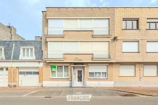 Dit gelijkvloers appartement is gelegen in de Herfstlaan 2 in Westende Bad, op een uitstekende locatie dicht bij het centrum en op korte afstand van winkels, horeca en de zee. Dankzij de praktische ligging geniet u hier van alle voordelen van het kustleven binnen handbereik.<br /><br />Het appartement beschikt over een aangename leefruimte, een functionele keuken en één volwaardige slaapkamer. De vernieuwde badkamer zorgt voor extra comfort en maakt het geheel meteen gebruiksklaar.<br /><br />Met een gunstig EPC zonder renovatieverplichting en een conforme elektrische keuring biedt deze eigendom een zorgeloze aankoop voor zowel eigen gebruik als investering.<br /><br />Een bijkomende troef is de mogelijkheid tot aankoop van een garage aan het gebouw voor €60.000. Bij deze garage hoort bovendien het genot van een gemeenschappelijke staanplaats, wat een bijzonder waardevolle meerwaarde is in Westende Bad.<br /><br />Dit appartement is ideaal als vaste woonplaats, tweede verblijf of investering aan de kust.<br /><br />Voor meer informatie of een bezoek kunt u contact opnemen met Inti op inti@immofrancois.be of 0499 74 89 74.<br /><br />