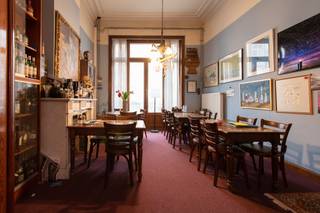 Unieke herenwoning met karakter in Oostende, renovatiekans!Droom je van een woning vol charme en mogelijkheden? Deze eclectische burgerwoning te koop in de Koningsstraat in Oostende ligt op wandelafstand van het centrum en de zeedijk.Met haar hoge plafonds, authentieke elementen en royale ruimtes is dit de ideale basis voor een prachtig renovatieproject. De indeling over meerdere verdiepingen biedt tal van mogelijkheden: van ruime gezinswoning tot combinatie wonen/werken.Momenteel beschikt de woning over 3 slaapkamers, met uitbreidingsmogelijkheden dankzij de grote oppervlaktes.Geniet bovendien van een gezellige binnenkoer, een zeldzame troef midden in de stad.Troeven:- Topligging vlak bij zee- karaktervolle 19de-eeuwse woning- 3 slaapkamers (uitbreidbaar)- Veel ruimte en flexibiliteit- Binnenkoer als rustige buitenplekLaat deze unieke kans niet liggen en creëer jouw droomwoning aan zee!Contacteer ons vandaag nog voor een bezoek.