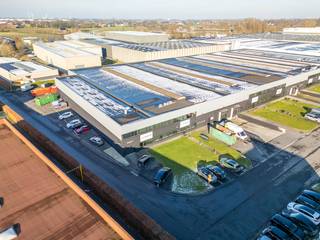 Bedrijfsgebouw te huur langs de E17 in Deerlijk.Het magazijn heeft een nuttige oppervlakte van ca. 1.725 m² en is voorzien van een 2...