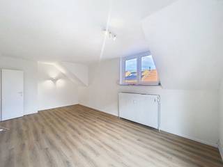 UCCLE - Vlakbij parvis Saint-Pierre, dicht bij alle voorzieningen (winkels, vervoer). Mooi, onlangs gerenoveerd studio-appartement van ca. 35 m², gelegen op de 3e en bovenste verdieping van een klein gebouw. Bestaande uit Entree, hal met garderobe, aparte wc, woonkamer van ±23m² met toegang tot het mooie terras op het zuiden, doucheruimte (douche, wastafel, opbergruimte), ingerichte keuken (oven, kookplaat, koelkastruimte). Kelder. <br /><br />Voorziening voor lasten: 150€ (koud water, warm water, verwarming, gemeenschappelijke ruimtes). <br /><br />Beschikbaar : 01/10/2026. <br /><br />PEB: G. <br /><br />De afmetingen worden ter informatie gegeven.<br /><br /><br />Op de 3e verdieping:<br /><br />Entreehal met garderobe<br />Aparte wc<br />Woonkamer van ±23 m² (3,5 m x 6,5 m) met toegang tot het mooie terras op het zuiden van ±4 m²<br />Ingerichte keuken (oven, kookplaten, ruimte voor koelkast)<br />Doucheruimte (douche, wastafel, opbergruimte)<br />Kelder D3