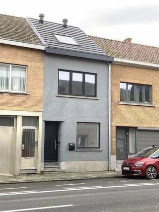Achter de authentieke voorgevel van deze rijwoning schuilt een compleet gerenoveerde energie zuinige woning met tal van hedendaagse...