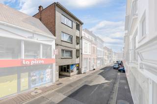 Te Koop GeraardsbergenOpbrengsteigendom met 3 appartementen, winkeltje (studio) met afzonderlijke toegang en een afgesloten parking voor 6...