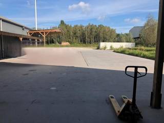 Bedrijfsgebouw bestaande uit magazijn met kantoren en verhard terrein te Rumst nabij de E19.- magazijn 378m² (+mezzanine)- kantoor 180m²- terrein...