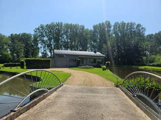 Deze charmante woning met 3 slaapkamers is rustig gelegen in Geel-Winkelomheide, te midden van een groene omgeving met vijvers en natuur. Tegelijk geniet je van een uitstekende bereikbaarheid: winkels, scholen en openbaar vervoer bevinden zich op fietsafstand en ook de verbinding naar de omliggende gemeenten is vlot.<br /><br />Via de inkomhal met gastentoilet kom je terecht in de lichtrijke leefruimte. Dankzij de grote raampartijen geniet je hier van een prachtig uitzicht op de tuin en de omliggende vijvers. De aanwezige airconditioning zorgt bovendien voor een aangenaam binnenklimaat.<br /><br />De keuken met aansluitende eetplaats is uitgerust met een koelkast met vriesvak, vaatwasser, kookplaat, afzuigkap, enkele spoelbak en voldoende kastruimte. Aansluitend bevindt zich een praktische kelder die extra bergruimte biedt.<br /><br />Op het gelijkvloers bevindt zich één slaapkamer. Op de verdieping zijn nog twee ruime slaapkamers en de badkamer, die is ingericht met een douche, toilet en een wastafel met badkamermeubel.<br /><br />Daarnaast beschikt de woning over een garage en extra bergruimte. Rondom de woning zijn meerdere terrassen aangelegd, zodat je op elk moment van de dag kunt genieten van de rust, de groene omgeving en het prachtige uitzicht op de vijvers.<br /><br />Houd er rekening mee dat deze woning, door de grote tuin en de omliggende vijvers, wat extra onderhoud vraagt.