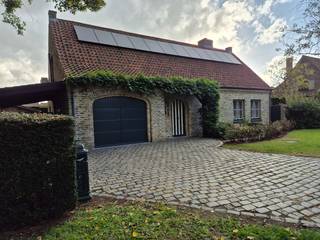 <p>CHARMANTE ENERGIEZUINIGE LANDELIJKE VILLA MET 4 SLAAPKAMERS OP 600 M2 GELEGEN IN RUSTIGE DOODLOPENDE STRAAT IN PRACHTIGE GROENE OMGEVING TE ST-ANDRIES BRUGGE.</p><p>Deze villa in landelijke Vlaamse stijl ligt in Residentiële Hermitagewijk te St - andries. Ze grenst direct aan een groen park met hoge bomen, een ware oase van rust !<br />U woont prive, de kinderen kunnen er veilig spelen zowel in het aangrenzend park of het speelplein met voetbalveld dit op 500 meter.<br />De gevel in gele rustieke bakstenen en de boomse pannen, de rondboog boven de inkom geven de woning een tijdloze uitstraling.</p><p>De woning werd recent GERENOVEERD NAAR EPC 129 kwh/m2 ( label B )<br />Dankzij 9 kwp aan zonnepanelen, thuisbatterij van 10 kwh en LG warmtepompen met in 7 ruimtes combi airco's verwarmen/ koelen is ze nagenoeg zelfvoorziend.</p><p>INDELING:<br />- GELIJKVLOERS: Inkomhal met toegang tot garage met elektrisch bediende sectionale poort , toilet, badkamer met 2 waskommen, ligbad/ douche. Grote slaapkamer met laminaatvloer ( ideaal als masterbedroom)</p><p>Verder toegang tot de lichte gezellige leefruimte met eiken parket witte houten balken , voorziening voor pelletkachel, toegang tot terras met barbecue.</p><p>Grote landelijke keuken met BOSCH vaatwas, koelkast, vitrokeramische kookplaat 90 cm en inbouwoven 60 cm<br />Composiet dubbel wastafel.</p><p>1E VERDIEP:</p><p>3 slaapkamers voorzien van ingemaakte kasten en wastafelmeubel. Iedere kamer heeft combi airco( verwarmen/ koelen )</p><p>2E VERDIEP: geïsoleerde zolder.</p><p>BUITEN: verzorgde zonnige afgesloten tuin met terras ZUIDGERICHT! Vijvertje, tuinhuis,<br />Grote carport .</p><p>LIGGING: het centrum van BRUGGE ligt op 4 km en de kust ( DE HAAN) op 13 km.<br />Op 500 m wandelt of fietst u al in de prachtige bossen van Beisbroek, Tudor en Tilleghembos!</p><p>RECHTSTREEKS TE KOOP VAN EIGENAAR.<br />OPGELET DE PRIJS VAN 629000€ IS EEN INSTELPRIJS. Alle Biedingen Hoger of Lager wordt bekeken. KIJKDAG op 17 /10 op afspraak.</p>