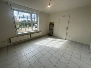 BEZOEKMOMENT VOLZET!<br />Deze vrijstaande woning werd recent gerenoveerd, ze is rustig gelegen nabij de wijk Don Bosco.<br />Indeling: knusse leefruimte, keuken (oven, spoelbak en dampkap), gelijkvloerse slaapkamer of hobbyruimte/bureel, gelijkvloerse badkamer (met inloopdouche), praktische wasplaats en een inpandige garage (die dienst doet als berging).<br />De verdieping herbergt nog 2 slaapkamers, een voutekamer en een grote zolderberging.<br />De buitenomgeving omvat de achtertuin en een carport.<br />Instapklare woning, gerenoveerd, met recente verwarmingsketel én zonnepanelen, dus energiezuinig.<br />Hier geniet je van rustig wonen op fietsafstand van centrum Torhout en vlakbij Don Bosco met school, winkels en ontspanning.