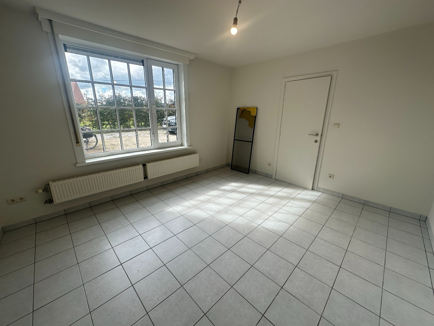 Gezellige gerenoveerde woning met 3 slpk, carport en tuintje, rustige ligging te Torhout - foto 2