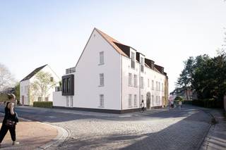 <p><strong>Residentie “Barchon”</strong> is ideaal gelegen op de hoek van de Museumstraat en de Hendrik Schoofsstraat te Brecht, vlak aan het gemeenteplein en het park. Dit <strong>stijlvolle woonproject</strong> bestaat uit <strong>27 BEN20 appartementen</strong>, verdeeld over twee gebouwen. De appartementen variëren in grootte van 84m² tot 181m² en zijn allen voorzien van <strong>ruime terrassen</strong>, met of zonder privétuin. De gemeenschappelijke tuin wordt door de ontwikkelaar aangelegd in harmonie met het project en met oog voor een smaakvolle inrichting. Er wordt een <strong>rijkelijke Vlaamse gevel</strong> gecreëerd met verscheidene details en accenten. Het ontwerp is van de hand van Moors architecten. Het combineert moderne elegantie met een landelijke sfeer, waardoor een tijdloos en stijlvol geheel ontstaat.</p>
<p><strong>Appartement 2.5</strong>: Dit <strong>ruime dakappartement</strong> van <strong>115m²</strong> biedt een indrukwekkend gevoel van openheid en licht. De leefruimte met open keuken reikt tot in de nok, wat zorgt voor een prachtig ruimtelijk effect en een unieke sfeer.<br /><br />Een absolute troef is het <strong>ruime terras</strong> van <strong>50 m²</strong>, waar u in alle rust kunt genieten van buitenruimte met een prachtig uitzicht.<br />De prijs is <strong>inclusief twee ondergrondse autostaanplaatsen</strong> en een <strong>privatieve berging</strong> in de kelderverdieping, wat het wooncomfort compleet maakt.<br />Een unieke kans voor wie ruim en praktisch wil wonen, met alle moderne faciliteiten en een zorgeloos parkeermogelijkheid!<br /><br />U richt uw appartement volledig in naar <strong>uw eigen smaak</strong> en voorkeur. U geniet daarbij van zeer <strong>ruime keuzebudgetten</strong>. Zo wordt uw appartement het verlengde van<strong> uw persoonlijkheid</strong> en is het elke dag opnieuw zalig thuiskomen.</p>
<p>Wij zorgen alvast voor <strong>standaard 3 dubbele beglazing in aluminium profielen, geothermische individuele warmtepomp, vloerverwarming, ventilatiesysteem D met warmterecuperatie, zonnepanelen, videofoon, akoestische veiligheidsdeur ‘FIRE van Weber</strong>!</p>
<p>Onder het gebouw wordt er een <strong>parkeerkelder</strong> voorzien voor 47 wagens en 56 fietsstalplaatsen. Elk appartement beschikt eveneens over een <strong>privéberging</strong> ondergronds en wordt aangevuld met gemeenschappelijke afvallokalen. Het perceel wordt volledig rondom afgesloten wat uw privacy en veiligheid garandeert.</p>
<p><strong>Kom tot rust midden in het centrum van Brecht</strong>. Zo is het project gelegen pal in de kern in een rustige éénrichtingsstraat welke uitgeeft op het gemeenteplein. Winkels, scholen, horeca, openbaar vervoer zijn allen op wandelafstand gevestigd. Ook het park van Brecht is vlakbij gelegen, net zoals station Noorderkempen en het op- en afrittencomplex van de E19 Antwerpen-Breda.</p>
Interesse? Mis deze unieke kans niet en neem contact met ons op voor meer informatie of een bezichtiging!