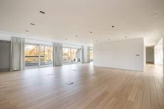 <strong>RUIM KANTOOR MET EEN OPPERVLAKTE VAN MAAR LIEFST 256 M2, 30m2 OPSLAGRUIMTE EN 42M2 TERRAS, OP ZICHTLOCATIE TE HASSELT (NET BUITEN DE GROTE RING)</strong><br /><br /><span>Deze open kantoorruimte bevindt zich op de Luikersteenweg net buiten de grote ring van Hasselt. Het geheel ligt centraal tussen de opritten van de E313 (oprit Hasselt-oost en Hasselt-zuid). Dit en de stad Hasselt op fietsafstand </span><span>maken het geheel praktisch erg 'bereikbaar'.</span><br /><br /><span>Via de lift komen we op het tweede verdiep. Hier treffen we een groot "open" geheel bestaande uit een mooie, ruime kantoorruimte (149m2), een berging en terrassen aan voor -en achterkant van het gebouw. Overal werd alarm, ventilatie en airco voorzien.<br />Op de derde verdieping maar wel in contact met de tweede verdieping treffen we nog eens 107m2 ruimte bestaande uit kantoorruimte en een (basis) keuken. Ook vinden we hier het opgesplitst sanitair gedeelte (toiletten etc). <br /><br />Dankzij de leuke architectuur en het gebruik van vele raampartijen geniet dit handelspand overal over voldoende natuurlijke lichtinval.</span><br /><br /><span>Via lift of trap kan men de ondergrondse bergings op -1 bereiken. Bij dit geheel zijn er twee aparte bergplaatsen op -1 inbegrepen.<br /></span>Aan de achterkant van het gebouw is er nog een opslagruimte (30m2), met aparte ingang, beschikbaar.<br /><br /><span>Voor de deur en aan het gebouw zelf is er voldoende parkeergelegenheid (6 inbegrepen autostaanplaatsen) voor klanten en personeel aanwezig.</span><br /><br /><span>Dit geheel is ideaal voor de dienstverlenende sector (kantoor / burelen / vrije beroepers / diensten / …).</span><br /><br /><span>Bent u de ondernemer dit fantastisch gelegen pand met enorm veel potentieel op de kop wil tikken? Contacteer ons op 011 96 51 76 of mail naar info@momentumvastgoed.be!</span>