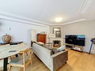 Dit instapklaar appartement bevindt zich op een ideale locatie te Kortrijk, nabij het Groeningepark en het Stadspark 't Plein alsook op wandelafstand van alle nodige faciliteiten.<br /><br />Indeling van het appartement: <br />inkomhal - gastentoilet - berging met aanwezigheid van wasmachine - leefruimte - geïnstalleerde keuken - slaapkamer 1 met toegang tot het terras - slaapkamer 2 - badkamer (ligbad met douchemogelijkheid en lavabomeubel) - kelderberging.<br /><br />ALGEMEEN:<br />-De ligging is perfect<br />-Rustig met een park voor de deur<br />-Centrum Kortrijk en Delhaize op wandelafstand<br />-Op zéér korte afstand van R8 en vlotte bereikbaarheid van snelwegen in alle richtingen <br />- Gemeenschappelijke kosten: €70/maand<br /><br />Meer info of een bezoek? <br />Surf snel naar onze website www.dewaele.com