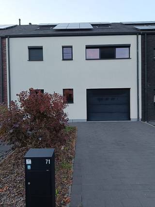 <p>Recente heel ruime woning van 2019 met zeer gunstig E-peil van 16, een BEN woning!</p><p>Deze bijna nieuwe woning heeft alles wat een gezin nodig heeft: veel ruimte in de woning, zeer recent afgewerkte zolder, inpandige garage, regenwaterput waar de toiletten op aangesloten zijn, 13 zonnepanelen, ventilatie type D, warmtepomp met koeling in de zomer, rolluiken aan elke slaapkamer, vloerverwarming, groot terras en aangelegde tuin.</p><p>De woning is gelegen in Schaffen, aan de rand van de stad Diest. Het openbaar vervoer (bushalte en het station) is heel dichtbij. Voldoende winkels en het stadscentrum zijn te vinden op kleine afstand. In de directe nabijheid van de belangrijkste invalswegen en op enkele kilometers van de autosnelweg.<br />Bewoonbare oppervlakte is 212m² met aparte zolder van 100 m² dus samen 312 m². Het pand is 9 m breed en 12 m diep.<br />Perceel oppervlakte is 2a 41ca</p><p>Op de benedenverdieping vinden we een ruime inkomhal met gastentoilet. Door de glazen deur bereiken we de prachtige woonkamer met aansluitend de eetkamer en de moderne, volledig uitgeruste, open keuken met keukeneiland. Vanuit de keuken en woonkamer kijken we op het groot terras met de tuin. Naast de keuken komen we in de berging en naastgelegen inpandige, grote garage dewelke is afgesloten met een elektrische garagepoort.<br />Op de eerste verdieping zijn er 3 zeer mooie en ruime slaapkamers en een 4de kleinere slaapkamer, een mooie badkamer met grote inloopdouche en bad, dressing en apart een tweede toilet.<br />Op de tweede verdieping is er een zeer recent afgewerkte zolder ( woonruimte en tweede badkamer, zolder ruimte en een extra grote kamer wat kan gebruikt worden als 5de slaapkamer). Ideaal voor extra privacy en ruimte voor de grotere kinderen of perfect voor samengestelde gezinnen.<br />Voor meer informatie kan u altijd contact opnemen rechtstreeks met de eigenaar op</p>