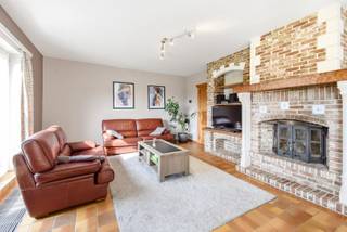 In een rustige, doodlopende straat bevindt zich deze ruime en verzorgde villa die comfort en functionaliteit moeiteloos combineert. De woning biedt een bewoonbare oppervlakte van ruim tweehonderd vierkante meter met een lichtrijke leefruimte, ingerichte keuken, twee badkamers en vier volwaardige slaapkamers. <br /><br />Op het gelijkvloers bevinden zich zowel een slaapkamer als een aparte badkamer, wat de woning ook geschikt maakt voor wie deels gelijkvloers wil wonen. Met label C, dubbele regenwaterput en garage geniet u hier van zorgeloos wooncomfort in een kalme, autovriendelijke omgeving.<br /><br />Neem voorsprong met een vrijblijvende en gratis schatting van uw eigendom via:<br />http://www.residentievastgoed.be/gratisonlineschatten<br /><br />EPC: 285 kWh/m² - UC:2640184 ~ Vg, Wg, Gvkr, Vv, Gmo ~ Ref. MI24372