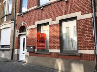 <p><span>Ruim appartement met tuin in Edelare.</span></p><p><span> </span></p><p><span>INDELING</span></p><p><span>Het gelijkvloerse appartement omvat een slaapkamer vooraan.</span></p><p><span>Achteraan heb je een lichtrijke living met moderne open keuken met zicht op de tuin.</span></p><p><span>Verder heb je een badkamer met douche en een berging.</span></p><p><span>Een groot terras en tuintje is een extra troef aan deze woning.</span></p><p><span>Verder heeft het appartement ook een (gedeelde) kelder.</span></p><p><span> </span></p><p><span> </span></p><p><span>Voor meer info en/of het maken van een afspraak bel 0498 88 88 89</span></p><p><span> </span></p>