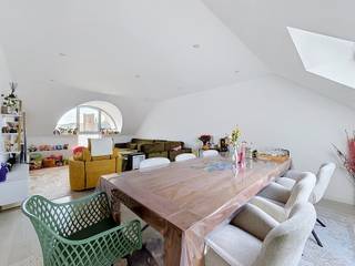 <p><span><strong>Uiterst ruim 3-SLK-appartement met terras, topligging!</strong><br /><br />Bent u op zoek naar een </span><strong><span>uitzonderlijk ruim appartement op een uiterst centrale ligging</span></strong><span>? Dan is dit appartement beslist een bezoek waard! Gelegen op slechts enkele voetstappen van het bruisende stadscentrum, geniet u hier van alle comfort en voorzieningen binnen handbereik.</span></p>
<p><span>De </span><strong><span>ruime leefruimte</span></strong><span> biedt volop plaats voor een gezellige zithoek en een aangename eetruimte. Aansluitend bevindt zich de </span><strong><span>nieuwe, open en ruime keuken</span></strong><span>, ideaal voor wie houdt van koken en gezellig samenzijn.</span></p>
<p><span>Het nachtgedeelte omvat </span><strong><span>drie volwaardige en ruime slaapkamers</span></strong><span> en </span><strong><span>twee badkamers</span></strong><span>. De eerste badkamer is uitgerust met een ligbad, lavabo en inloopdouche. De tweede badkamer beschikt over een grote lavabo, toilet en voldoende ruimte voor een wasmachine en droogkast.</span></p>
<p><span>Verder beschikt het appartement over een </span><strong><span>gezellige buitenruimte/veranda</span></strong><span>, die toegang biedt tot een handig terras waar u heerlijk kunt genieten van een rustig moment in de buitenlucht.</span></p>
<p><span>Een absolute troef is de </span><strong><span>personenlift die rechtstreeks in het appartement uitkomt</span></strong><span>. Dit appartement is bovendien het enige appartement op de tweede verdieping, wat zorgt voor extra privacy. De inkomhal, waar de lift uitkomt, kan naar wens al dan niet worden afgesloten van het appartement.</span></p>
<p><span>Kortom: een </span><strong><span>bijzonder ruim en comfortabel appartement met 3 slaapkamers, 2 badkamers, een terras én een unieke private lifttoegang</span></strong><span>, en dat alles op een topligging vlak bij het centrum!</span></p>
<p><span>Voor meer informatie en/of een bezoek contacteert u uw vastgoedkantoor </span><strong><span>KURTIMMO</span></strong><span> via </span><strong><span>0476/07.69.93</span></strong><span> of </span><strong><span>info@kurtimmo.be</span></strong><span>.</span></p>