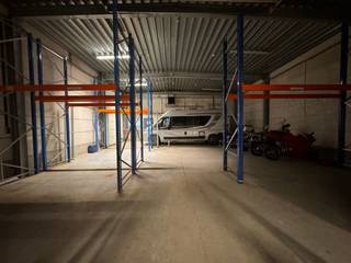 Deze commerciële eigendom combineert een ruime magazijnruimte met bijhorende kantoor- of handelsruimte, strategisch gelegen langs de...