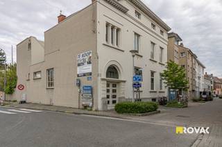 Gezellig en centraal gelegen appartement (ong. 60 m² volgens EPC) in exclusief gebouw met Moorse bouwstijl op de 2de verdieping bestaande uit inkom, ruime living, ingerichte keuken, 1 ruime slaapkamer, badkamer met douche, toilet en lavabo, private berging bij appartement. Verwarming : CV op aardgas. REF.: 9039.