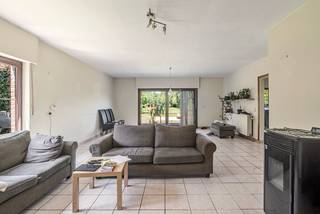 <p><strong>Open bebouwing in Erps-Kwerps, rustig gelegen in een groene en landelijke omgeving met vlotte verbindingen.</strong><br /><br />Deze woning uit 1997 combineert ruimte, comfort en een praktische indeling op een perceel met een ruime tuin van 1900 m². Dankzij het EPC-label C is er geen renovatieverplichting, wat meteen extra gemoedsrust biedt voor wie zorgeloos wil wonen. De woning is bovendien asbestveilig en beschikt over een parkeerplaats voor de deur, aangevuld met een ruime garage. De ligging nabij openbaar vervoer en belangrijke invalswegen maakt deze open bebouwing bijzonder interessant voor wie rustig wil wonen met een goede bereikbaarheid.<br /><br /><u><strong>Belangrijkste ruimtes:</strong></u><br />• Ruime woonkamer van 41 m² met veel lichtinval<br />• Keuken van 15 m² met praktische indeling<br />• Badkamer van 10 m²<br />• Drie slaapkamers van 15 m², 16 m² en 11 m²<br />• Berging van 15 m² voor extra opslagruimte<br />• Garage van 28 m²<br />• Terras met zicht op de tuin<br />• Grote tuin van 1900 m²<br />• Parkeerplaats voor de deur<br /><br /><u><strong>Troeven:</strong></u><br />• EPC-label C, dus geen renovatieverplichting<br />• Asbestveilige woning<br />• Grote tuin van 1900 m² met landelijke ligging<br /><br />Meer informatie of een bezoek met Nicolas Geeraerts? Contacteer ons via +3223351115<br />JOUW DROOMHUIS. ZO GEVONDEN!</p>