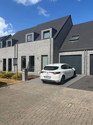 <p><span>Deze recente nieuwbouw treffen we in de woonbuurt van de 'Zwijnlandstraat" dit op een zucht van de Markt, kleinhandel, Colruyt, sportcentra, school en etc... Kortom een volledig nieuw, lichtrijke en ruime woning met terras en tuin. Deze topper is ingedeeld met een gastentoilet met handenwasser, een ruime woonkamer annex ingerichte keuken (oven, microgolf, spoelbak, kookplaat, dampkap, frigo en vaatwas) met zicht op de verzorgde tuin, een garage met automatische sectionale poort en begruimte. Op het eerste verdiep zijn er 3 volwaardige slaapkamers, een ruime nachthall met mogelijkheid tot het plaatsen van een bureau en een genoeglijke badkamer met dubbele lavabomeubel, ligbad, douche en toilet. Hierbovenop is er de zolder waar het ventilatiesysteem D bevindt. Uiteraard beschikt de woning over: internet, distributie, regenwaterput (10.000l) en grasmatten. Kortom deze woning biedt u grote ruimtes waar u ten volle tot rust kunt komen in de kindvriendelijke/autoluwe straat. </span></p><p><span> </span></p><p><span>Onmiddellijk beschikbaar!</span></p><p><span> </span></p><p><span>Troeven:</span></p><p><span> </span></p><p><span>- Energiezuinig</span></p><p><span>- Regenwater</span></p><p><span>- Centrum</span></p><p><span>- Ruime garage</span></p>