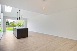 Koop aan 6% BTW* - Deze ruime, energiezuinige woning is gelegen in een doodlopende straat op wandelafstand van het centrum van Hoevenen. Winkels, scholen en openbaar vervoer bevinden zich allen in de nabije omgeving en ook de centra van Kapellen en Stabroek zijn slechts enkele kilometers van het pand verwijderd. De woning werd recent gebouwd in 2025, voldoet aan de huidige bouwnormen en kan genieten van een moderne uitstraling en een hoogwaardige afwerking. Zo werd het pand uitgerust met een ventilatiesysteem, is het voorzien van 7 zonnepanelen en profiteert het van een super gunstig EPC-label A. Binnenkomen doet u via een ruime, aparte inkomhal op een tijdloze tegelvloer. Vanuit de inkomhal loopt u door naar de woonkamer, dewelke samen met de eetkamer en de keuken één gigantische leefruimte vormt. Daglicht valt hier overvloedig binnen via een lichtkoepel en een groot schuifraam richting de tuin. Op de vloer ligt een mooie keramische tegel met parket-look, dewelke de ruimte een extra gezellige uitstraling geeft. De open keuken werd tevens voorzien van alle hedendaags comfort. Verder vindt u op het gelijkvloers nog een inpandige garage met automatische poort en een apart gastentoilet. De houten trap in de inkomhal leidt naar de 1e verdieping waar u de 1e erg grote slaapkamer, een apart toilet, een praktische berging/wasplaats en een luxueuze badkamer met ligbad, inloopdouche en dubbele wastafel met meubel kan terugvinden. Via een volwaardige trap bereikt u verder nog de 2e verdieping, waar zich nog eens 2 riante slaapkamers bevinden. Het perceel heeft een totale oppervlakte van 238m². De toffe, volledig omheinde tuin is erg netjes aangelegd met een terras en is west georiënteerd, waardoor u er de hele namiddag/avond heerlijk van het zonnetje kan profiteren. Uw wagen kan u makkelijk parkeren in de inpandige garage. <br />*Contacteer één van onze medewerkers voor meer info over de voorwaarden!