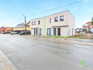 <p><span>In het centrum van Rummen vinden we deze nieuwbouwwoning op een compact perceel van 2a 58ca.</span></p><p><span>Op wandelafstand ligt de kleuter- en basisschool, een buurtsupermarkt, sporthal, apotheek en diverse horeca. In de buurt is er een ruim aanbod aan wandel- en fietspaden. </span></p><p><span> </span></p><p><span>De woning zal volledig afgewerkt verkocht worden waarbij de koper nog de mogelijkheid heeft om keuken, badkamer, … zelf te kiezen. </span></p><p><span> </span></p><p><span>Betreden doen we de woning via de inkomhal, voorzien van een gastentoilet. De ruime woonkamer aan de voorkant geeft toegang tot de achtergelegen eetkamer met open keuken. Het grote schuifraam zorgt hier voor toegang tot de tuin maar ook voor een aangename lichtinval. Achter de keuken ligt de wasplaats waar we ook de achterdeur terugvinden. Een handige voorraadberging is onder de trap te vinden.</span></p><p><span>Op de bovenverdieping zijn er 3 grote slaapkamers voorzien (16m²-15m²-14m²), de badkamer en de technische ruimte.</span></p><p><span> </span></p><p><span>Achter de woning wordt er een terras voorzien met tuin. Dankzij de kleine oppervlakte is deze ideaal geschikt voor bewoners die niet iedere week uren in  de tuin willen werken, maar toch willen genieten van hun private buitenruimte. </span></p><p><span> </span></p><p><span>Pluspunten:</span></p><p><span>- 6% btw mogelijk! </span></p><p><span>- topligging</span></p><p><span>- 3 ruime slaapkamers</span></p><p><span> </span></p><p><span>De vermelde bewoonbare oppervlakte is de netto-oppervlakte van de woning zoals deze staat weergegeven op de bouwplannen.</span></p>