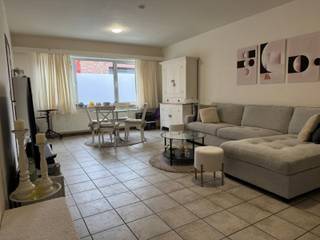 Centraal gelegen appartement met een ruime woonkamer, een open keuken, een berging met plaats voor wasmachine en droogkast, 1 slaapkamer van 13 m²...