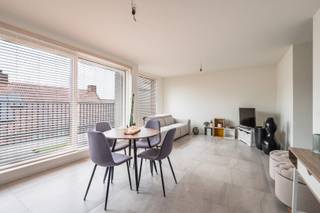 BEN appartement met aangenaam terras, 2 slks, autostaanplaats en direct instapklaar.<br /><br />Dit appartement is werkelijk nieuw, het ruikt zelfs nog nieuw. Recent is deze volledig opgeschilderd en volledig afgewerkt. Van gordijnen tot velux-verduistering, hoogwaardige schilderwerken,…<br /><br />Inkom met vestiaire hoek, apart toilet en ruime technische berging. De leefruimte en open keuken is gesitueerd rond het terras. Dit zorgt voor een lichtrijk geheel.<br />Verder zijn er 2 slaapkamers en badkamer op de gang. Deze heeft een hoge afwerkingsgraad!<br /><br />Troef is alvast de private zolder. Deze is via een schuifladder toegankelijk en is bijzonder ruim.<br /><br />PLUSPUNTEN:<br />+ 2 fietsplaatsen inclusief<br />+ parkeerplaats<br />+ Bijna Energie Neutraal