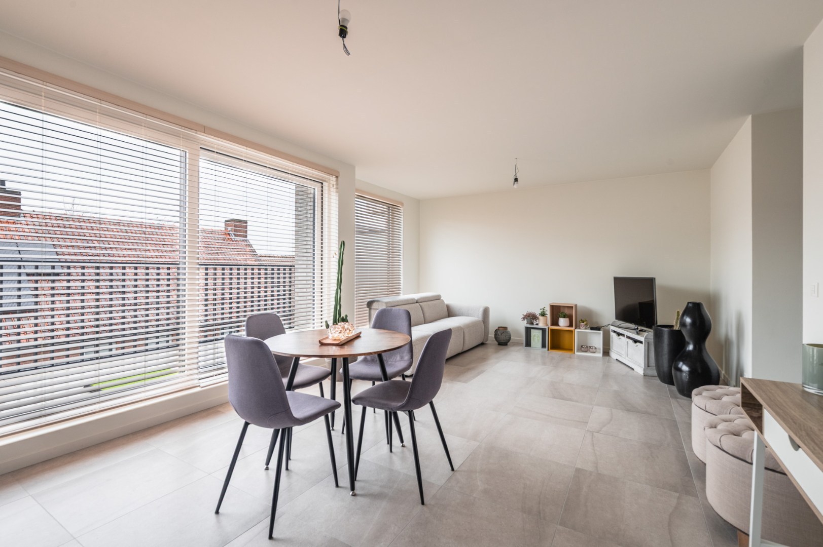 BEN appartement met aangenaam terras, 2 slks, autostaanplaats en direct instapklaar. - foto 2