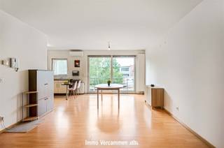 <h3><span>Stijlvol appartement met 2 slaapkamers en overdekte autostaanplaats in het centrum van Kontich</span></h3><p><span>Dit verzorgde appartement van 87 m² combineert comfort met een uitstekende ligging. Het beschikt over een lichtrijke leefruimte met open keuken, twee ruime slaapkamers, een badkamer met douche en dubbele wastafel, en een aangenaam balkon waar u in alle rust kan genieten.</span></p><p><span>Daarnaast beschikt het appartement over een private, overdekte autostaanplaats, wat zorgt voor extra comfort en een vaste parkeerplaats.</span></p><p><span>Dankzij de centrale ligging bevinden winkels, diensten en openbaar vervoer zich op wandelafstand. Een ideale woonst voor wie comfortabel wil wonen in het bruisende centrum van Kontich.</span></p><p><span>Bezoeken mogelijk op afspraak: 015/755 444 of <span>info@immovercammen.be</span></span><span> Onmiddellijk beschikbaar. Huurprijs: 950 / maand + 75 lasten / maand </span></p>