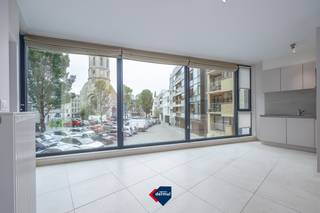 <p>Dit aangename en instapklare 2-slaapkamerappartement is gelegen in een jonge residentie uit 2010, midden in het bruisende centrum van Oostende. Het appartement geniet van een uitstekende ligging, op wandelafstand van winkels, restaurants, openbaar vervoer en alle dagelijkse voorzieningen. De zonnige leefruimte zorgt voor een fijne plek om te ontspannen en te genieten van het stadsleven. Daarnaast beschikt het appartement over twee slaapkamers en een gezellig terrasje. Een ideale eigendom voor wie comfortabel wil wonen in de stad, maar ook een uitstekende keuze als tweede verblijf aan zee.</p>