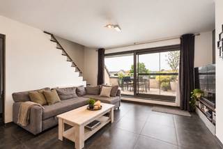 <strong>Ben je op zoek naar een instapklaar duplexappartement met 2 slaapkamers en zuidgericht terras in het centrum van Erembodegem? Zo gevonden! </strong>
<p>In het centrum van Erembodegem, op wandelafstand van winkels, scholen, openbaar vervoer en het treinstation, bevindt zich dit verzorgde en instapklare duplexappartement met een bewoonbare oppervlakte van 85 m². Dankzij de centrale, residentiële ligging geniet je van alle dagelijkse voorzieningen binnen handbereik. Bovendien beschikt het appartement over een gunstig EPC-label B (107 kWh/m²jaar), een conforme elektrische installatie, centrale verwarming op aardgas, hoogrendementsbeglazing en een videofoon, wat garant staat voor een comfortabel en energiezuinig wooncomfort.</p>
<p>Via de inkomhal kom je terecht in de lichtrijke leefruimte met aansluitende eetkamer. De volledig uitgeruste keuken beschikt over een keramische kookplaat, oven, microgolfoven, dampkap, koelkast, vaatwasser en een spoelbak. Aansluitend bevindt zich een praktische berging met aansluiting voor wasmachine en droogkast. Op deze verdieping vind je eveneens een apart gastentoilet met handenwasser.</p>
<p>De duplexverdieping omvat twee slaapkamers, beide voorzien van praktische ingemaakte kasten. De badkamer is uitgerust met een douche, wastafel en een tweede toilet.</p>
<p>Als extra troef beschikt het appartement over een zonnig, zuidgericht terras (met berging) waar je in alle rust kan genieten van het buitenleven. Daarnaast zijn er een private parkeerplaats, en een gemeenschappelijke fietsenstalling aanwezig. De privatieve staanplaats dient verplicht mee aangekocht te worden aan een prijs van € 19.000 (niet inbegrepen in de vraagprijs).<br /><br />Interesse? Neem dan snel contact met ons op voor meer informatie of een bezoek ter plaatse!</p>