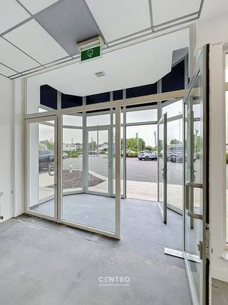 <u><strong>Benaderende OPPERVLAKTEN</strong></u><br />Kantoor/winkelruimte: 400m²<br />Ruime gemeenschappelijke parking. <br /><br /><u><strong>INDELING:</strong></u><br /><em><strong>Gelijkvloers:</strong> </em><br />Private Inkomhal met sas - open commerciële ruimte met glaspartijen langs twee straten - apart bureel - keuken - sanitair.<br /><br /><u><strong>NUTSVOORZIENINGEN:</strong> </u><br />Elektriciteit - CV op aardgas (nieuwe ketels) - internet/telefonie - bekabeling via wandcontacten en diverse werkplekaansluitingen.<br /><br /><u><strong>LIGGING:</strong> </u><br />Op kruispunt Meensesteenweg en Rijksweg te Roeselare.<br />Kort bij centrum Roeselare en toch via Rijksweg meteen ontsluiting naar E403 (Brugge - Kortrijk). <br /><br /><strong>*Opmerkingen:</strong><br />- Onroerende voorheffing ten laste van de huurder: 1m huur + tuinonderhoud<br />- TOTEM met uw logo + 5 vlaggenmasten aan straatzijde !<br />- De parking van het pand is bereikbaar via 2 straten.<br />- Onze referentie op<strong> www.centro.be</strong>:<span> </span><span><strong><span>P0241</span></strong></span><span> </span>of via <strong>050 70 01 02 </strong>of <strong><span>0490/11 91 11</span></strong>
