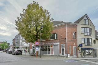 Pal aan het gezellige Kerkplein van Bornem vinden we dit verrassend ruime appartement met 2 volwaardige slaapkamers en een centrale ligging op wandelafstand van winkels, horeca en alle dagelijkse voorzieningen. De grote troef is zonder twijfel de zeer ruime en lichtrijke woonkamer, vanwaar je geniet van een mooi zicht op het Kerkplein. Verder beschikt het appartement over een aparte keuken, een praktische berging, een douchekamer en twee ruime slaapkamers.<br />Dankzij de eigen ingang geniet je van extra privacy en zijn er geen gemeenschappelijke kosten. Er wordt enkel een vaste maandelijkse kost van € 30 voor water aangerekend.<br />Huurvoorwaarden: eerste maand huur vooraf te betalen, huurwaarborg van 3 maanden en 50% van de kostprijs van de plaatsbeschrijving ten laste van de huurder.<br />Op zoek naar een ruim appartement midden in het bruisende centrum van Bornem? Plan dan zeker je bezoek in en ontdek deze centrale woonplek zelf!
