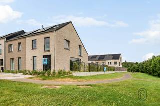 Ontdek deze instapklare en recent gebouwde halfopen woning die ruimte, licht en comfort perfect combineert.<br /><br />Op het gelijkvloers verwelkomt de ruime inkomhal met apart gastentoilet u in de woning. De lichtrijke leefruimte met open, volledig uitgeruste keuken vormt het hart van het huis en biedt een aangename connectie met de tuin. Aansluitend bevindt zich een handige berging.<br /><br />De eerste verdieping beschikt over 3 ruime slaapkamers, een apart toilet en een volledig geïnstalleerde badkamer. Op de tweede verdieping vindt u een polyvalente ruimte die perfect dienst kan doen als 4e slaapkamer, bureau of hobbykamer.<br /><br />Buiten geniet u van een leuke tuin en beschikt de woning bovendien over een garage.<br /><br />Een ideale gezinswoning voor wie op zoek is naar hedendaags wooncomfort, ruimte en een praktische indeling!<br /><br />De woning wordt verkocht onder REGISTRATIE!<br /><br />Meer info of plan je bezoek via denis@immobeguin.be of www.immobeguin.be