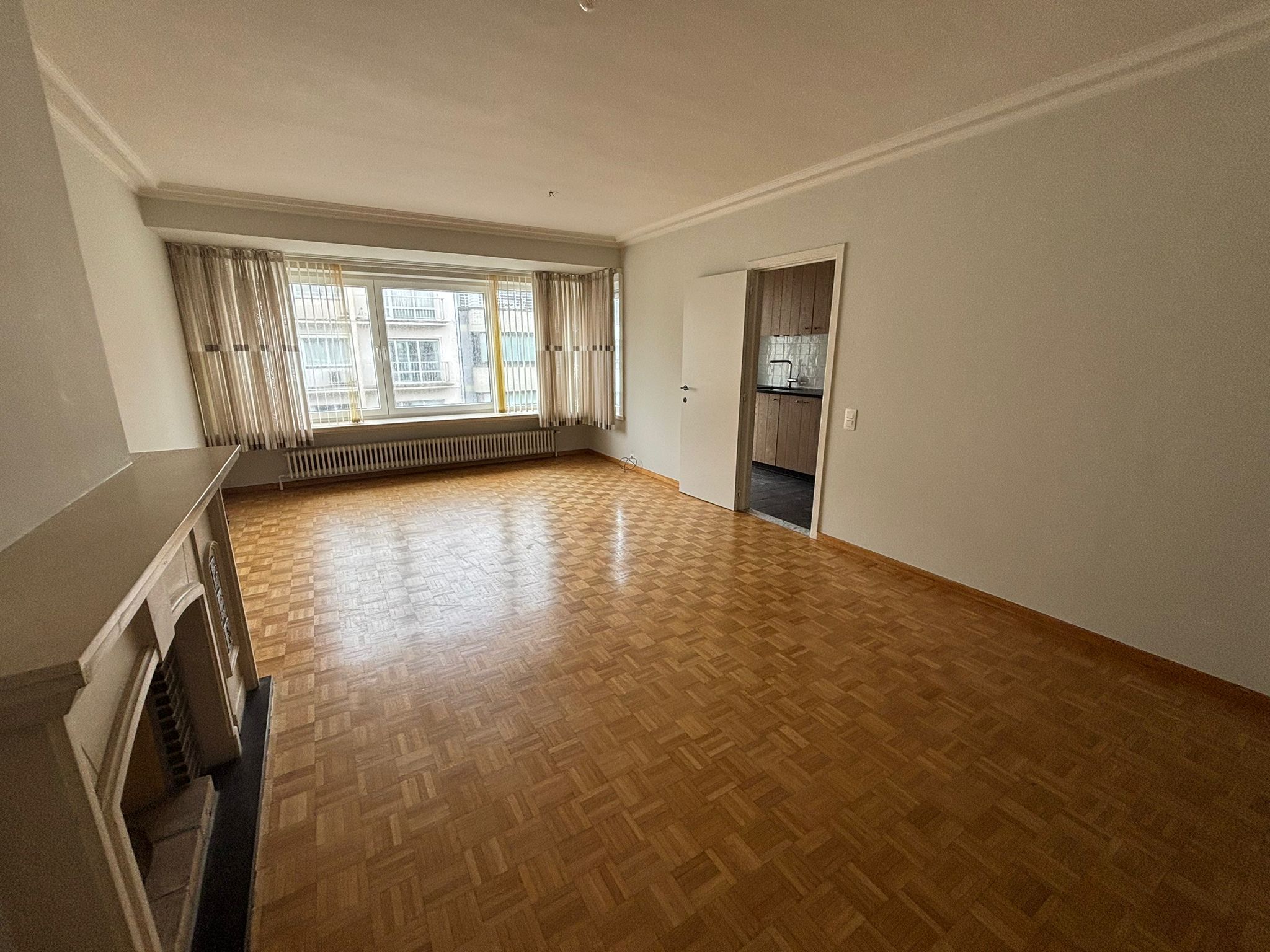 Erg ruim en recent gerenoveerd appartement te huur op de zevende verdieping te Koningsstraat Oostende! - foto 4
