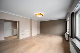 Dit instapklare en bijzonder lichtrijke appartement geniet een uitstekende ligging in het centrum van Heist. Het appartement bevindt zich in een brede straat, waardoor U geniet van een aangenaam gevoel van ruimte en bijzonder weinig inkijk. Dankzij de vele raampartijen valt er doorheen de leefruimtes en slaapkamers een aangename hoeveelheid natuurlijk licht binnen.<br /><br />Een absolute troef is de kleinschaligheid van de residentie, ze bevat slechts drie appartementen. Er is bovendien geen syndicus aanwezig en geen lift, wat zorgt voor een eenvoudige en overzichtelijke mede-eigendom met beperkte gemeenschappelijke kosten. <br /><br />De leefruimte is voorzien van een knappe parketvloer en sluit mooi aan op de open, recente keuken die uitgerust is met voldoende kastruimte en een inductievuur. Ook in de inkomhal en één van de slaapkamers zijn praktische ingemaakte kasten aanwezig. Beide slaapkamers beschikken over een parketvloer en kunnen dankzij de rolluiken eenvoudig verduisterd worden. Het appartement beschikt verder over een ruim terras aan de achterzijde.<br /><br />Het appartement wordt verwarmd via individuele verwarming op aardgas, met een condensatieketel. De ramen zijn uitgevoerd in PVC met hoogrendementsglas.<br /><br />Met een EPC-label C bevindt het appartement zich op amper vijf eenheden van label B, waardoor het net op de grens van deze energiescore ligt. Daarnaast is er een conformiteitsattest voor de elektrische installatie aanwezig en werd het appartement als asbestveilig beoordeeld, waarbij geen asbesthoudende materialen werden vastgesteld.<br /><br />Een veelzijdig appartement dat zowel geschikt is als investering als voor vaste bewoning, dankzij de centrale ligging, praktische indeling en aangename lichtinval.<br /><br />Indeling:<br /><br />- Inkomhal met ingemaakte kasten,<br />- Lichtrijke leefruimte met knappe parketvloer en meerdere raampartijen,<br />- Open keuken, recent en goed voorzien, met inductievuur en voldoende kastruimte,<br />- Praktische wasruimte,<br />- Eerste slaapkamer voorzien van parketvloer, rolluiken en een toegang tot het ruime terras,<br />- Badkamer met wastafel, toilet en douchebad,<br />- Tweede slaapkamer voorzien van parketvloer, rolluiken en ingemaakte kasten,<br /><br />Bent U op zoek naar een instapklaar appartement met veel licht, een praktische indeling en een interessante ligging in het centrum van Heist? Dan is dit appartement zeker een bezoek waard. Contacteer ons vandaag nog voor meer informatie of om een bezoek in te plannen.