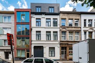 ENKEL VOOR STUDENTEN!!<br />`Deze moderne studentenkamer bevindt zich in een recent gebouwd vlakbij campussen van AP en de UA. De kamer is efficiënt ingericht en biedt een comfortabele leefruimte voor studenten.<br /><br />Kenmerken van de kamer:<br /><br />Eigen Douche: De kamer beschikt over een eigen douche, wat extra comfort en privacy biedt.<br />Gemeenschappelijke Keuken: Er is een goed uitgeruste, gemeenschappelijke keuken beschikbaar waar je je maaltijden kunt bereiden en andere studenten kunt ontmoeten.<br />Gedeeld Terras/Tuin: Het complex beschikt over een gedeeld terras en tuin, perfect om te ontspannen, te studeren in de buitenlucht of om sociale contacten te leggen met medebewoners.<br /><br />Extra Informatie:<br />Maandelijkse Lasten: De maandelijkse lasten bedragen €100, inclusief alle kosten zoals water, elektriciteit, internet en schoonmaak van de gemeenschappelijke ruimtes.<br />Ligging: Gelegen in een bruisende en centraal gelegen wijk, zijn alle benodigde faciliteiten zoals de universiteit, bibliotheek, winkels en gezellige cafés op loopafstand bereikbaar.<br />Deze studentenkamer biedt een ideale combinatie van privacy en gemeenschappelijke ruimtes, waardoor het de perfecte plek is om te wonen tijdens je studietijd in Antwerpen.