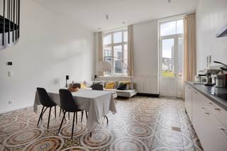 <strong>Gerenoveerde woning (2019) in een authentiek gebouw met karakter, gelegen in het centrum van Tienen, met onder meer tal van behouden authentieke elementen, twee slaapkamers en een gezellig voortuintje met oostoriëntatie.</strong><br /><br />De woning bestaat uit een aangename woonkamer met open keuken en veel lichtinval, een wasplaats, vestiaire en toilet. De eerste verdieping is bereikbaar via een draaitrap, die uitkomt in de nachthal. Verder bevinden zich hier twee slaapkamers en een badkamer.<br /><br />Aan de voorzijde van de woning bevindt zich een gezellige stadstuin met oostoriëntatie.<br /><br />De woning geniet bovendien van een uitstekende verkeerstechnische ligging in het centrum van Tienen. De E40, het station, openbaar vervoer, restaurants, scholen en tal van andere voorzieningen bevinden zich in de onmiddellijke nabijheid.<br /><br />Interesse? Mail naar laurens@immogve.be of bel naar 0496 07 89 48.